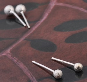 Fashionable silver earring
